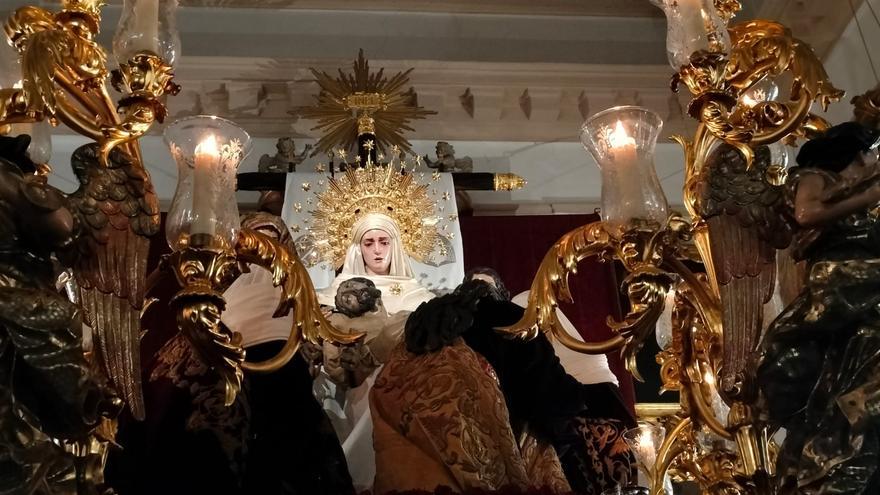 Viernes Santo de tormentas e intimidad en los templos