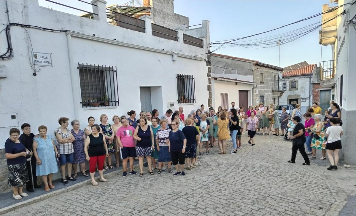 Revuelo en el pueblo: Vecinos de Guijo de Galisteo reunidos ayer por la tarde para tratar la marcha del párroco.