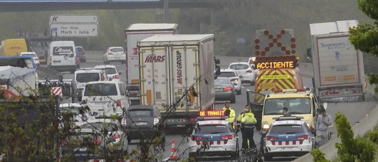 Cues a l’autopista arran d’un accident de trànsit d’un camió a Salt aquest any. | MARC MARTÍ