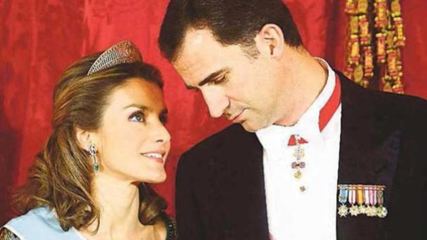 Los periodistas Carmen Enríquez y Emilio Oliva han trazado un profundo retrato del heredero de la Corona y su esposa.
