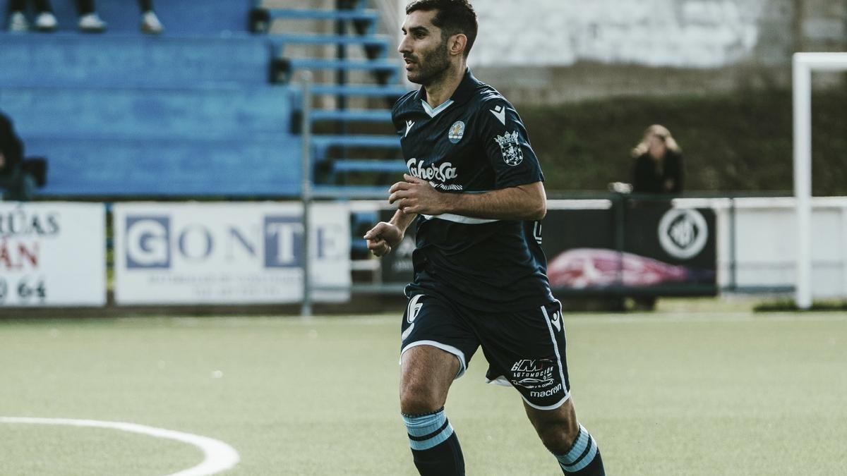 Gonzalo, central del Coria, hizo el 0-1 de su equipo en Don Benito.