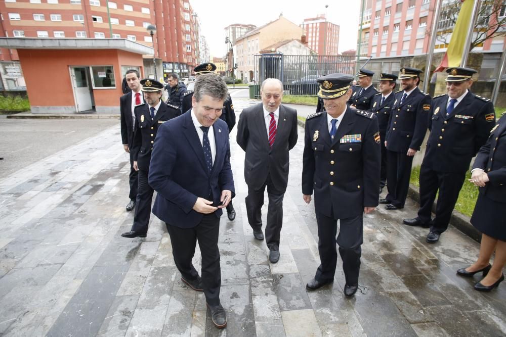 Visita del director general de la Policía, Gabino de Lorenzo y el Jefe Superior de la Policía de Asturias a la comisaría de Policía Nacional de Avilés