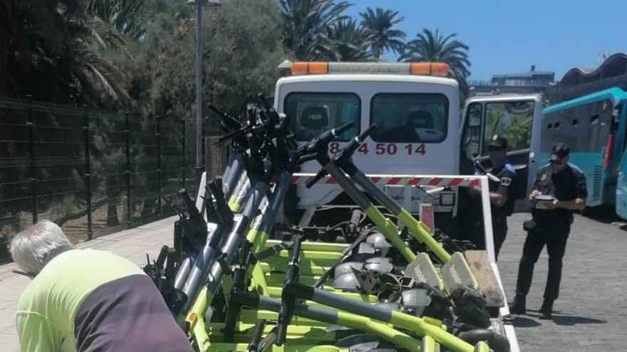 Retirada de patinetes en Maspalomas