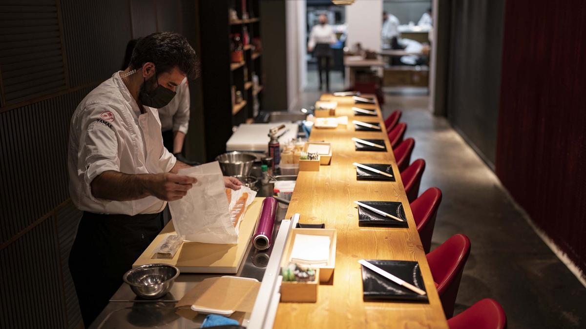 La barra de Tamae, con la cocina abierta al fondo.