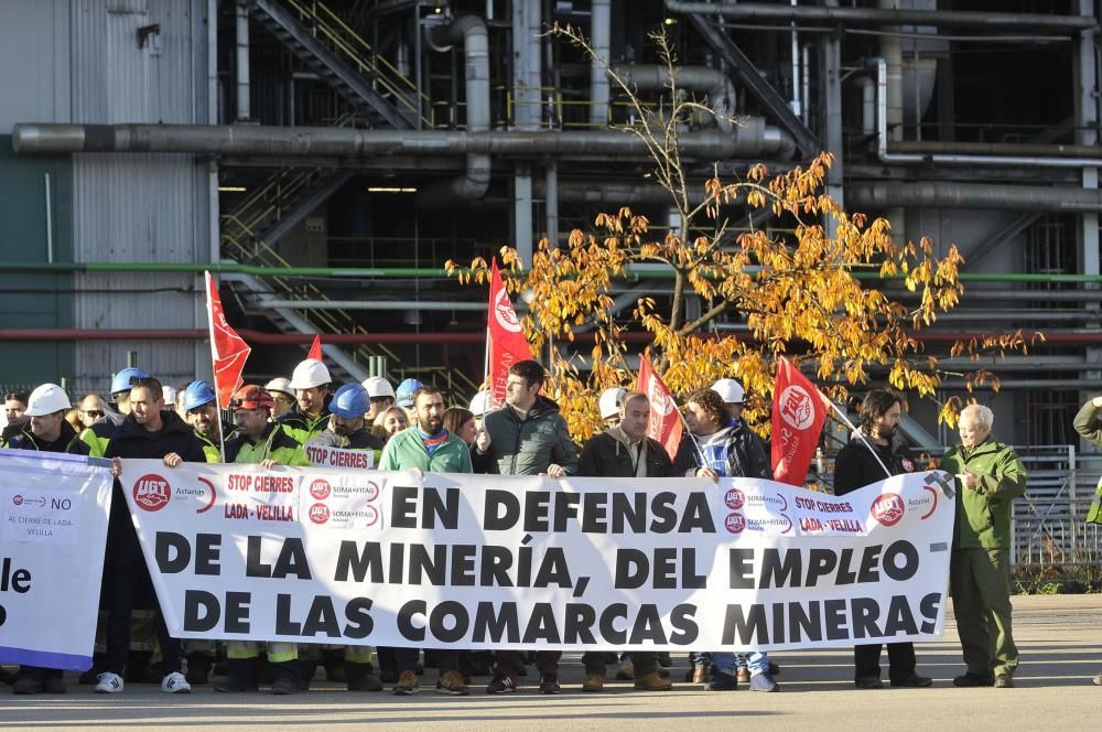Protestas de los trabajadores de Lada por el futuro de la térmica