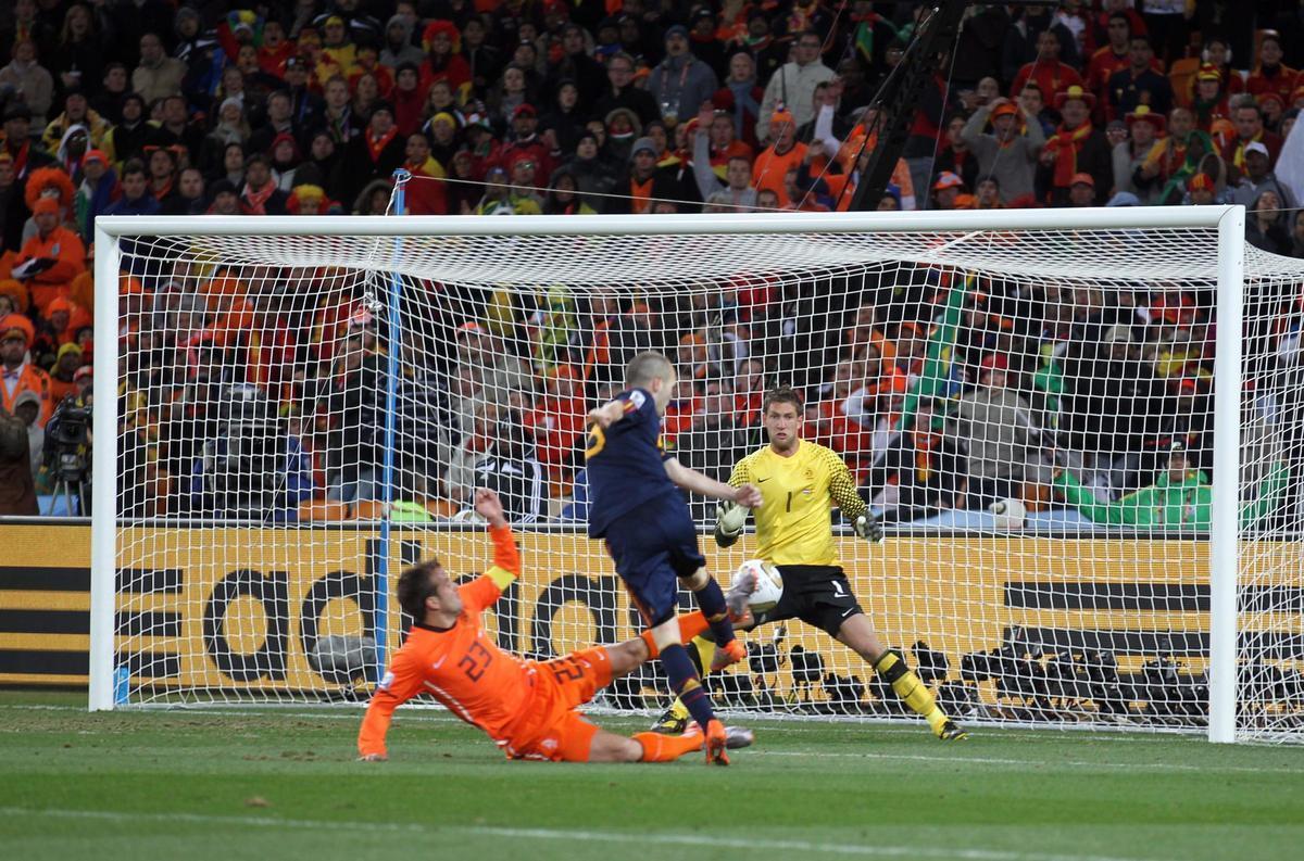 Andrés Iniesta, en el momento de marcar su gol durante el partido de la final del Mundial de Sudáfrica 2010 que las selecciones de Países Bajos y España disputaron en el Soccer City de Johannesburgo.