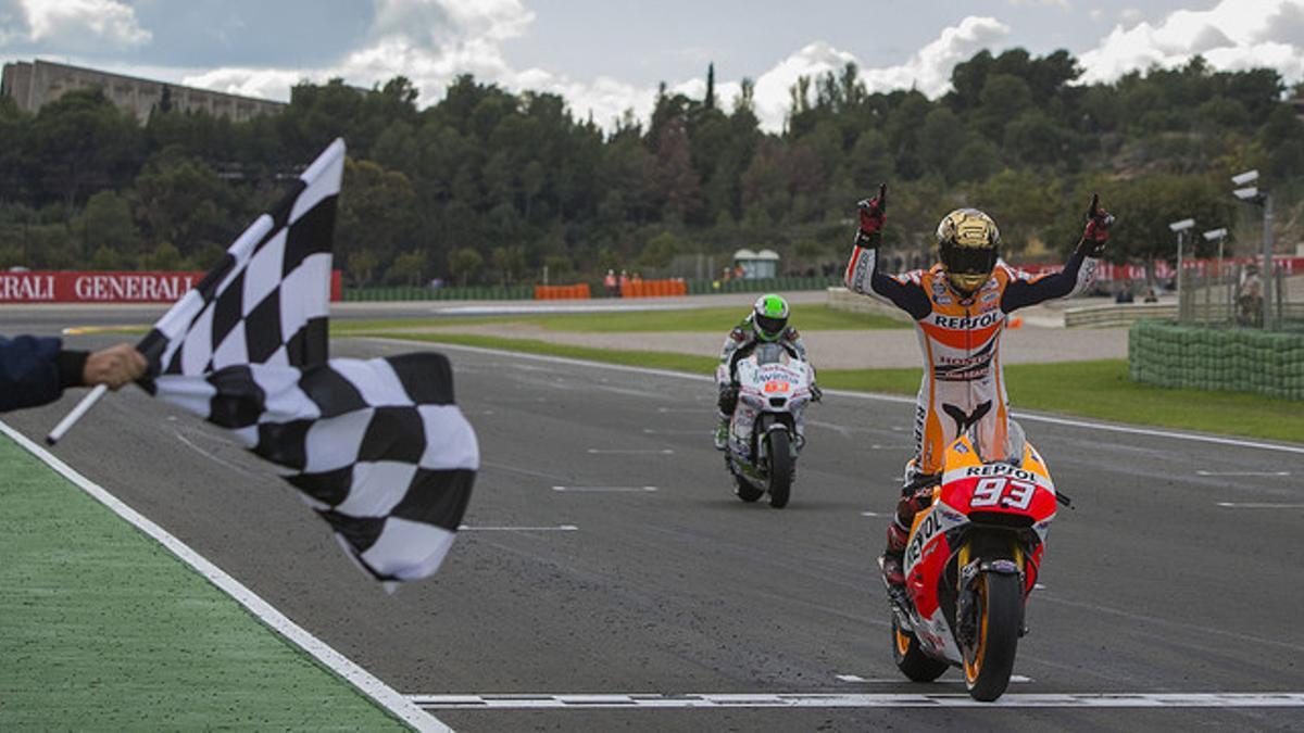 Marc Márquez cruza la línea de meta del GP de Valencia en primera posición