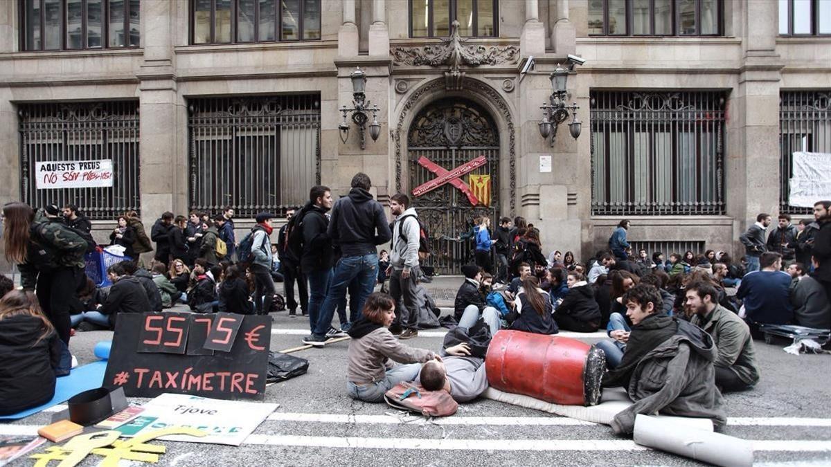 Estudiantes protestan frente a la Secretaria d Universitats i Recerca.