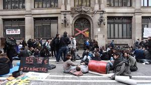 zentauroepp42518261 barcelona 15 03 2018 estudiantes protestan frente a la secre180315101320