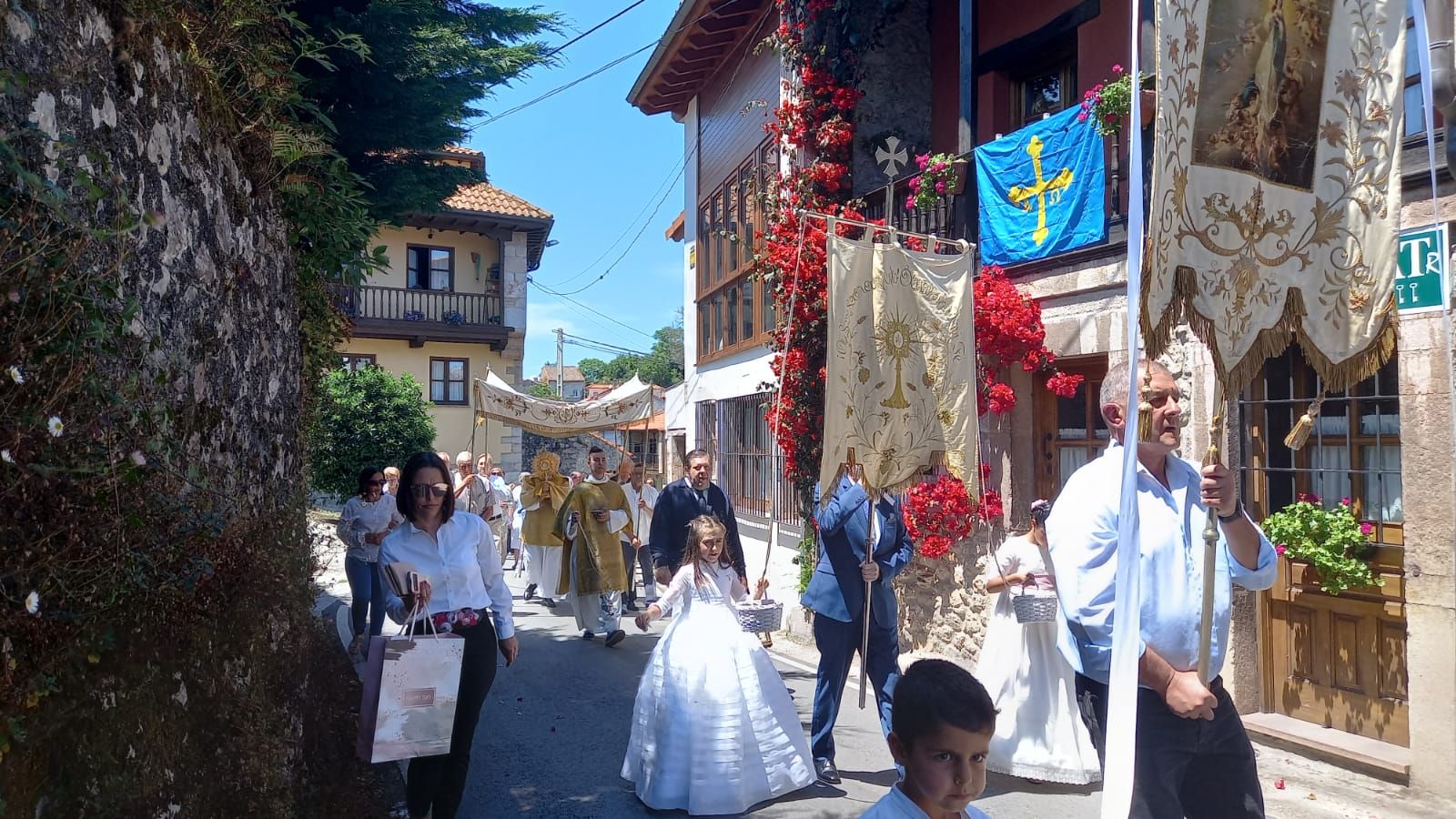 Cue se llena de color con sus alfombras florales