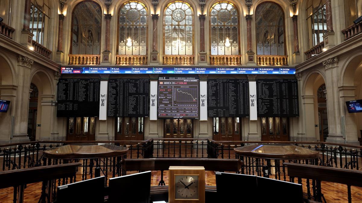 Un panel del Ibex 35 en el centro del Palacio de la Bolsa de Madrid.