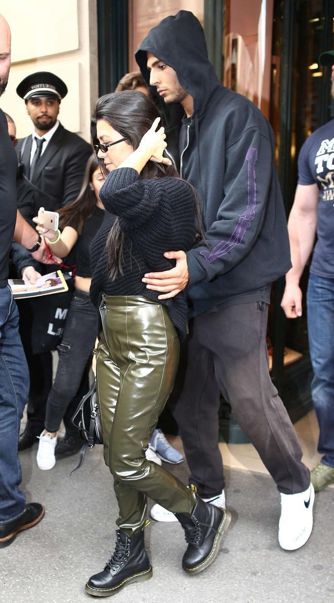 Kourtney Kardashian con su novio en París