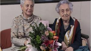 Rosa Moret junto a su madre, la súpercentenaria Maria Branyas, en una imagen del archivo familiar.
