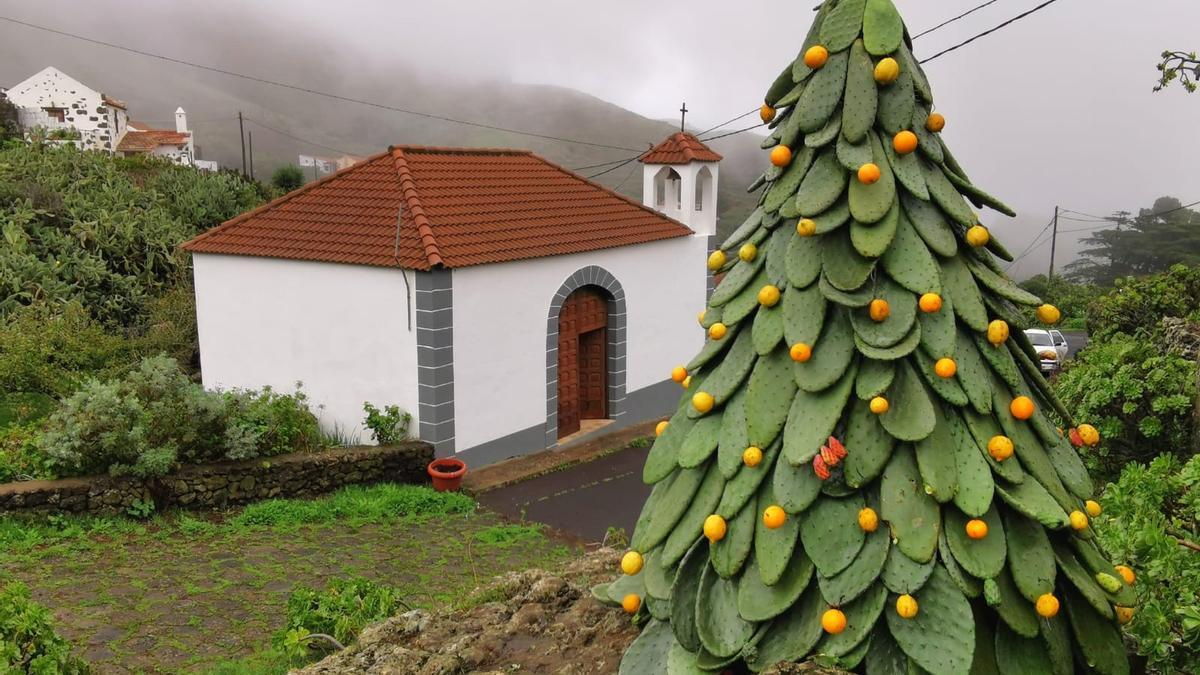 Así se crea el árbol de Navidad de Tiñor, uno de los más originales de Canarias