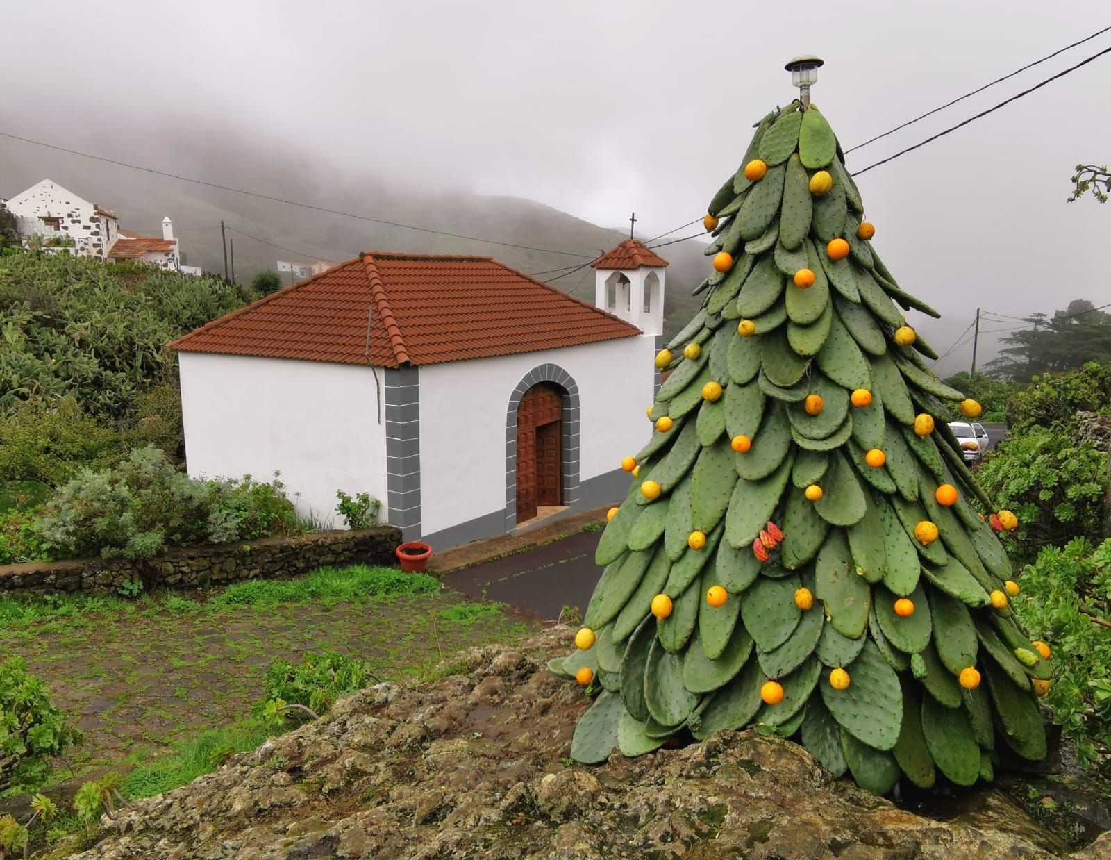 Así se crea el árbol de Navidad de Tiñor, uno de los más originales de Canarias