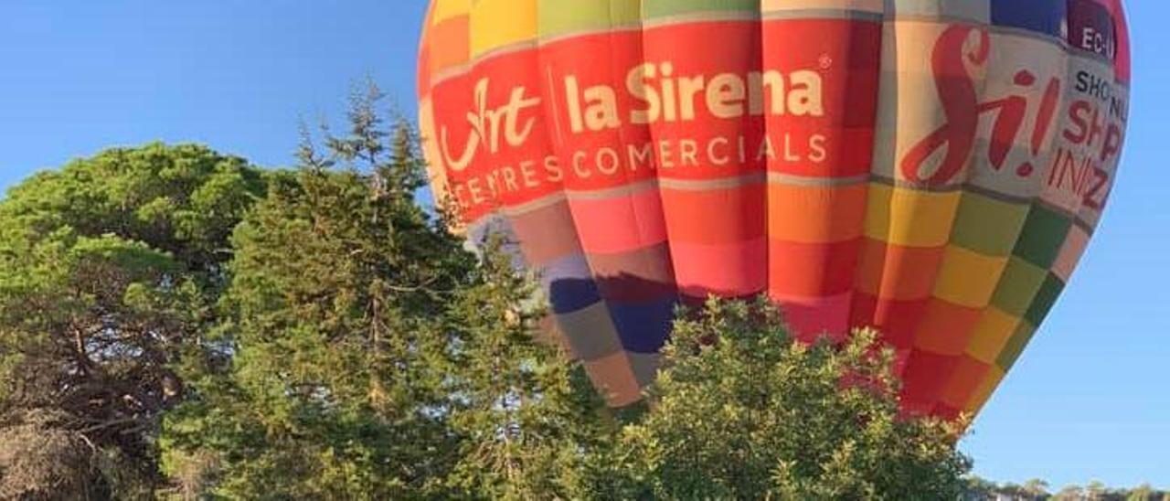 Un globo aterriza junto a la piscina de una vivienda.