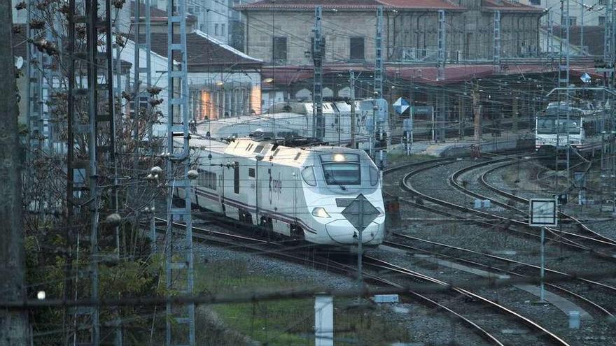 Llegada de un tren Avant a la estación Empalme de Ourense. // Iñaki Osorio