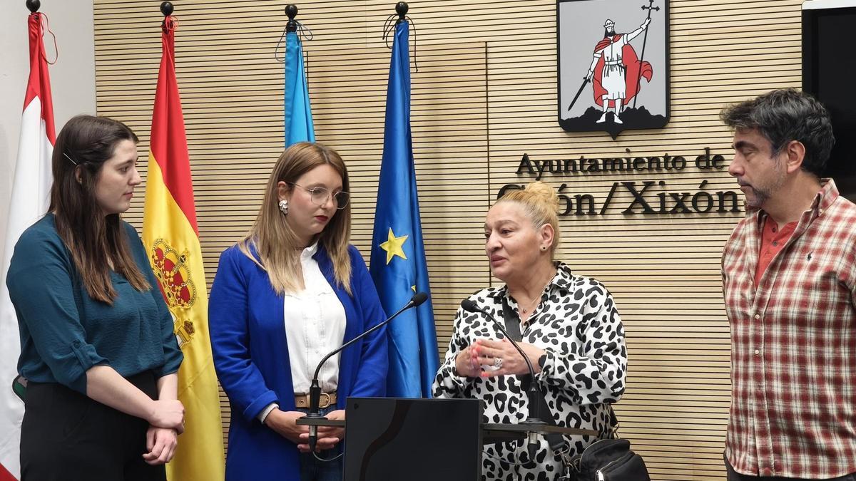 Leonor Suárez relata en el Ayuntamiento las necesidades de El Muselín ante la mirada de Olaya Suárez, María Sánchez y David Martín.