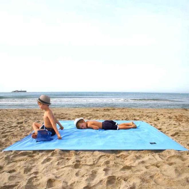 Modelo de toalla de playa Ôbama XXL, con piquetas para que no se vuele y antiarena