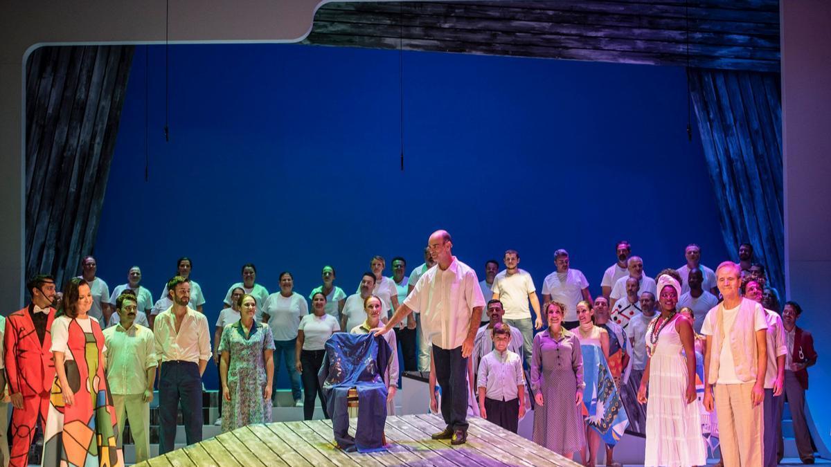 Montaje 'César Manrique, el musical', con Mingo Ruano en el centro.