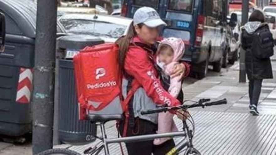 Polémica en Argentina por una foto de una rider con su bebé