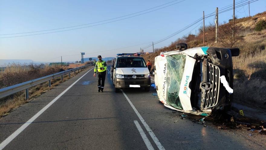 Una persona muere al volcar una ambulancia en Belver de Cinca