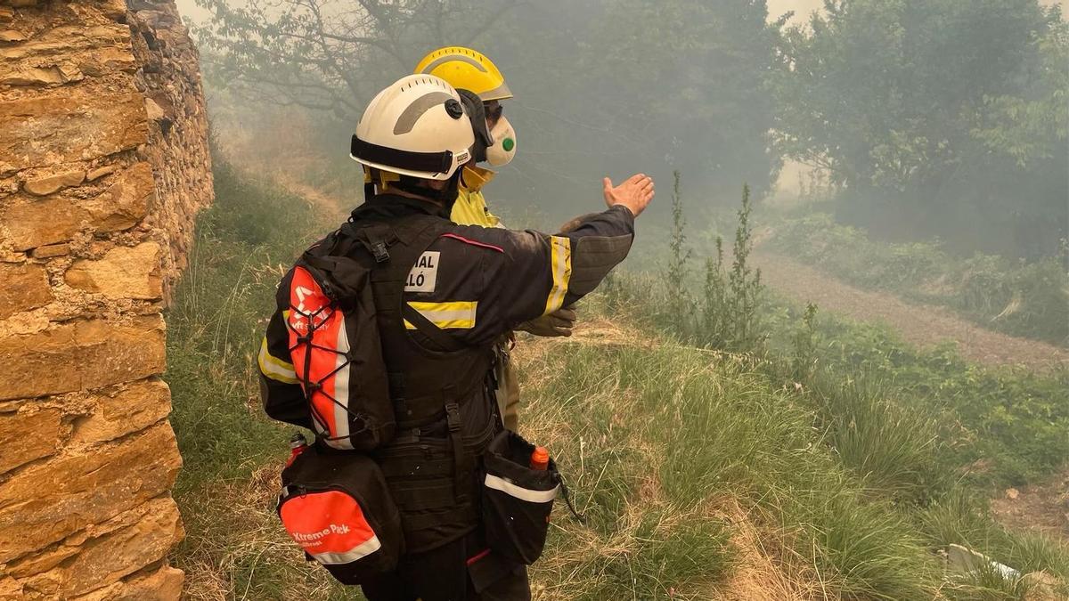 Imagen de archivo de dos bomberos en la extinción del fuego de Caudiel.