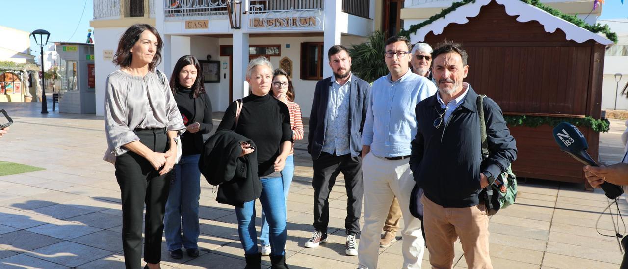 Consellers de GxF y del PSOE de Formentera en la plaza de la Constitució