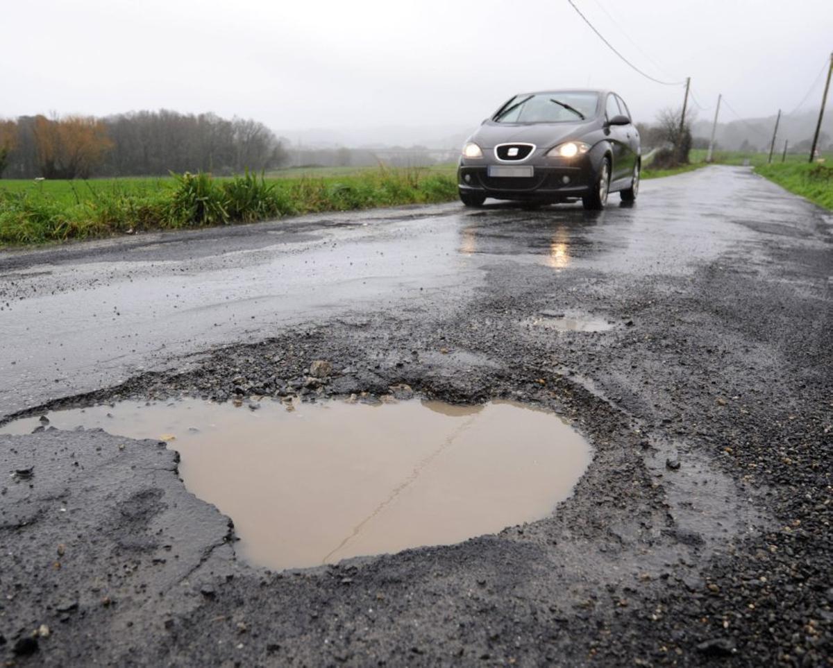 Un bache en la AP-53 en Lamela. | BERNABÉ/JAVIER LALÍN