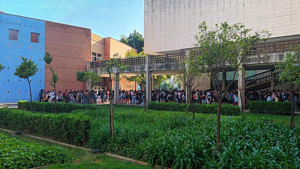 Decenas de estudiantes en el campus de la UPV de Gandia, en una imagen de archivo.