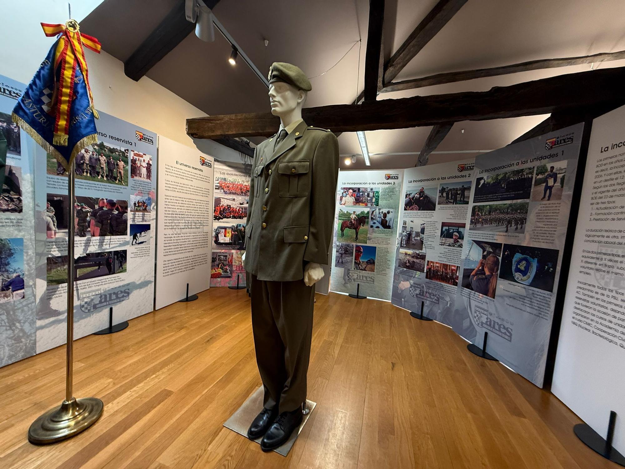 Así fue la inauguración de la exposición fotográfica de ARES en Villaviciosa