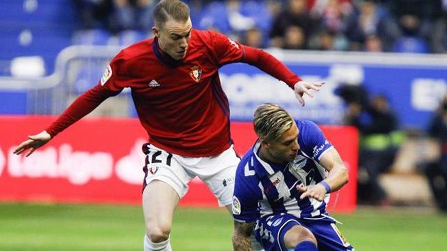 El defensa del Alavés Femenía (d) y el centrocampista del Osasuna Clerc.