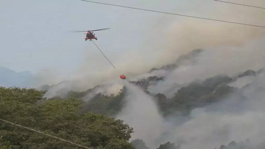 Bomberos de Castellón intervienen en el incendio forestal declarado en la Vall d'Uixó