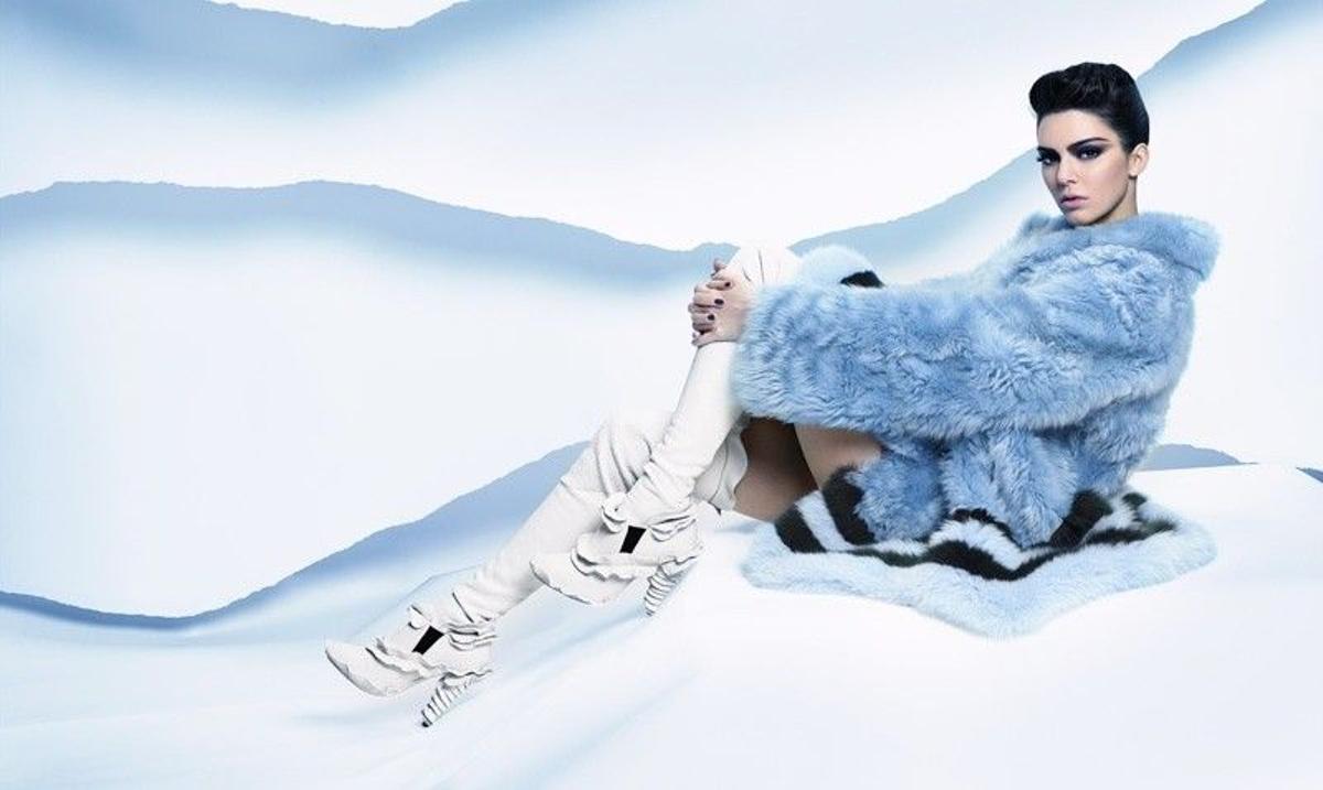 Kendall Jenner para Fendi: look azul y plata
