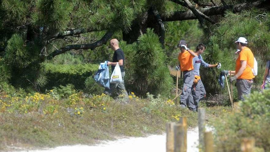 Tareas de limpieza en el interior del parque de Carreirón, en A Illa de Arousa. // Noé Parga