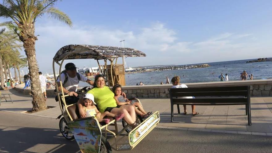 Un ´rickshaw´ de alquiler circula por la Platja de Palma.