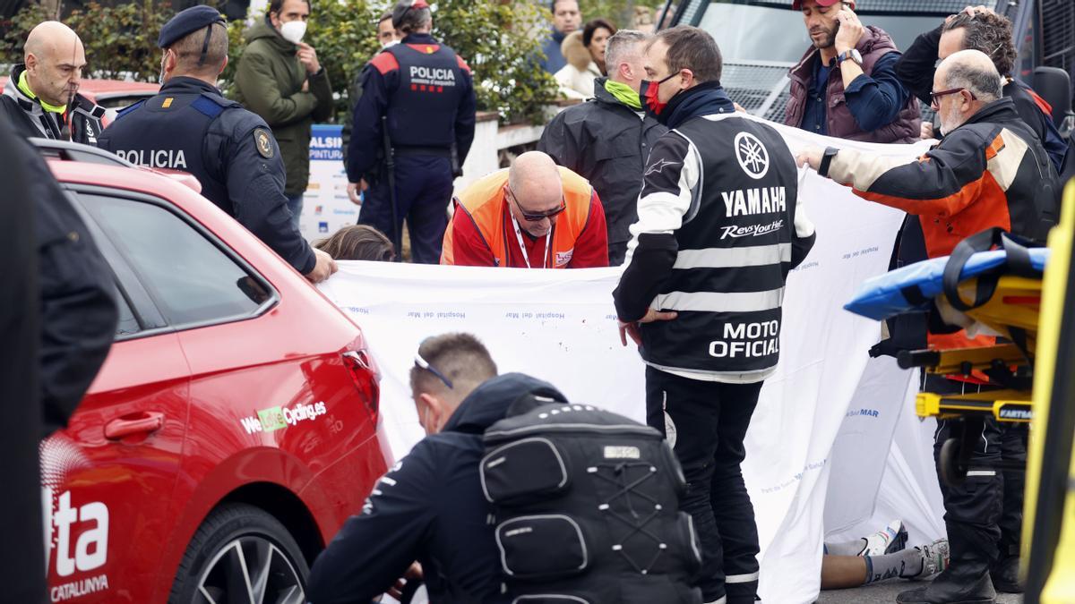 Personal sanitario atiende al ciclista italiano Sonny Colbrelli, segundo clasificado en la primera etapa de la Volta a Catalunya con final en Sant Feliu de Guíxols, que ha tenido que recibir un masaje cardíaco al cruzar la línea de meta y ha sido trasladado a un hospital