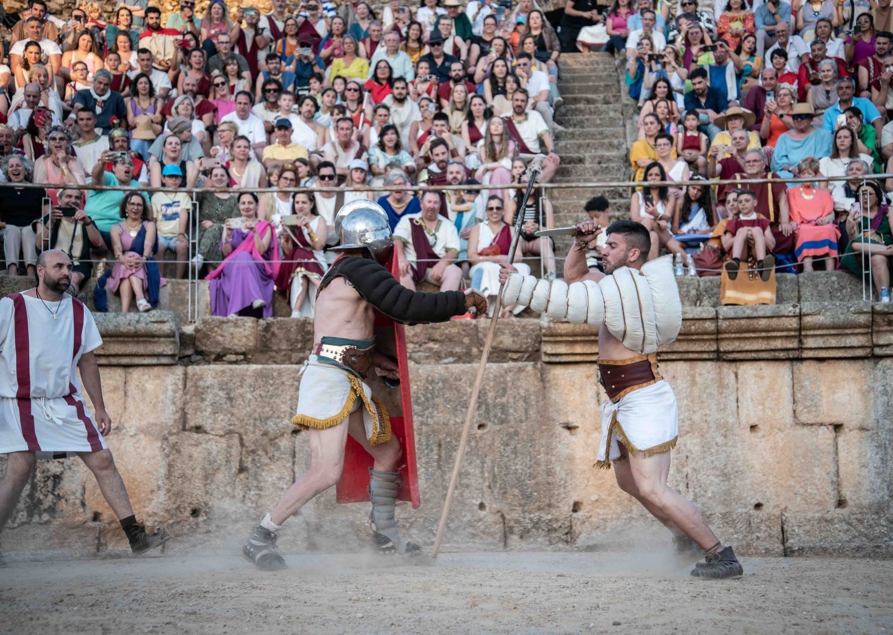 Los gladiadores se baten en duelo en el Anfiteatro Romano de Mérida