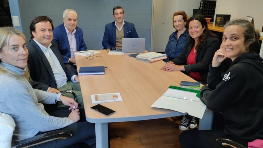 Por la izquierda, Carmen González (Martínez Blanco), Juan García-Bernardo y Luis Gómez (Serunion), Jorge Pañeda, Mercedes Godás (jefa del servicio de Educación), y las representantes de AMPA Lorena Montes y María González.