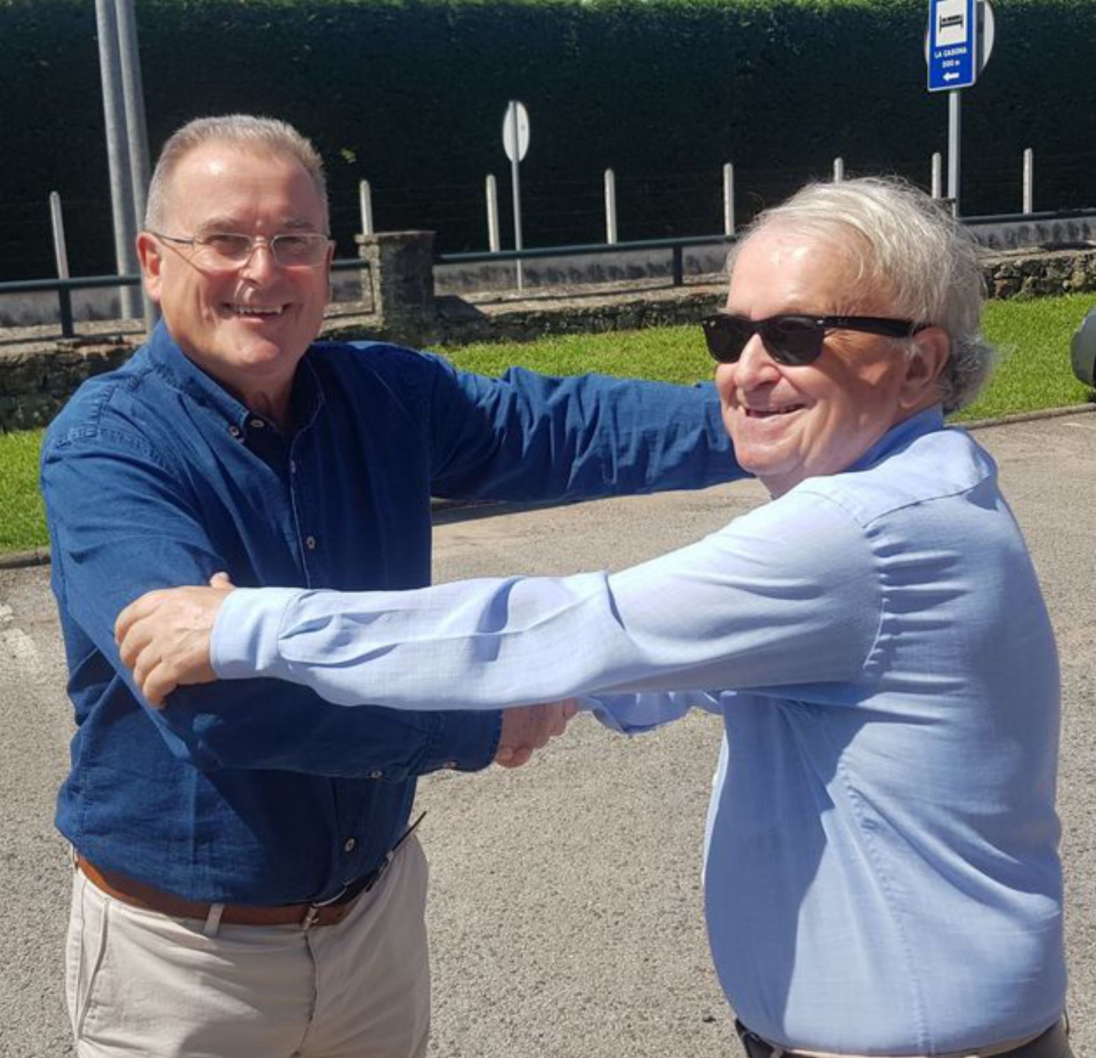 Bernardino Fanjul y Bernardo Lobato se saludan. 