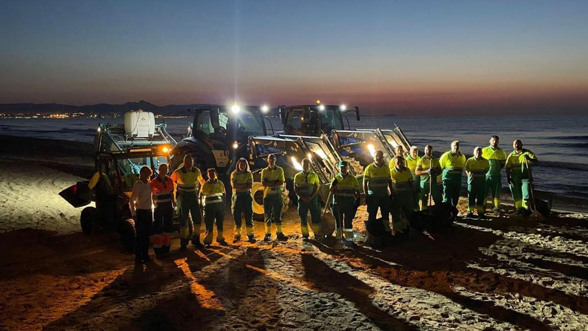 Operarios de limpieza de madrugada preparados para limpiar las playas ilicitanas tras la noche de San Juan