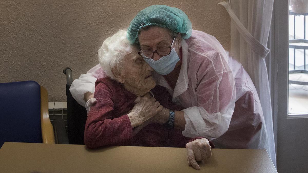 La directora de la residencia geriátrica La Pau, Pilar LLarc cuidando de su madre Pili, de 106 años, el día 14 de mayo de 2020