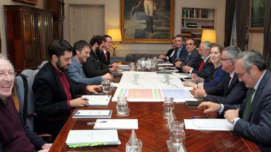 Responsables municipales y de Fomento, con el alcalde y la ministra en el centro, en la reunión de ayer.