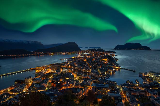 Aurora boreal sobre Alesund, Noruega