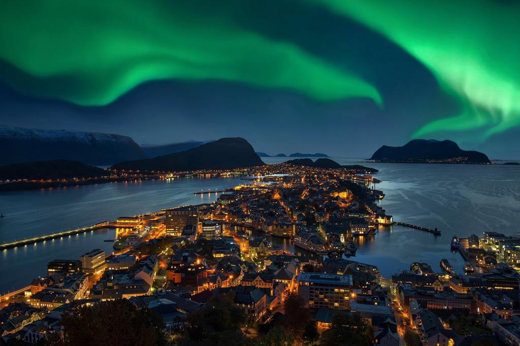 Aurora boreal sobre Alesund, Noruega