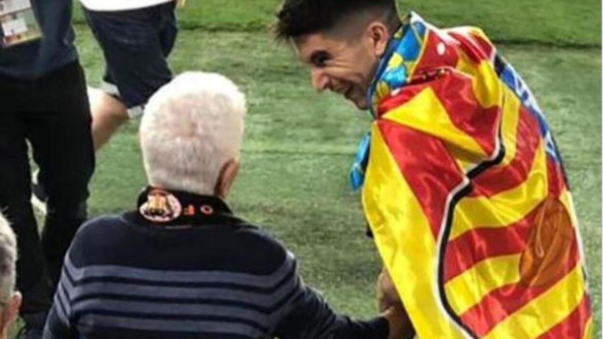 Una imagen de Carlos Soler junto a su abuelo