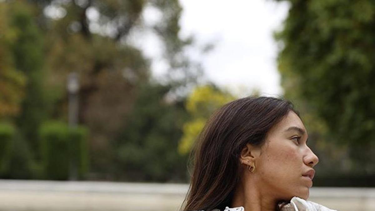 Melissa Villarreal con camisa blanca y perfume