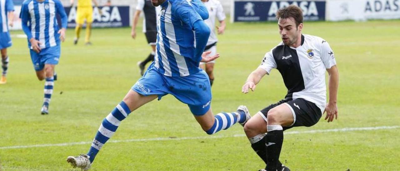 Nacho Méndez se va con fuerza de Edu en el partido de ida contra el Urraca.