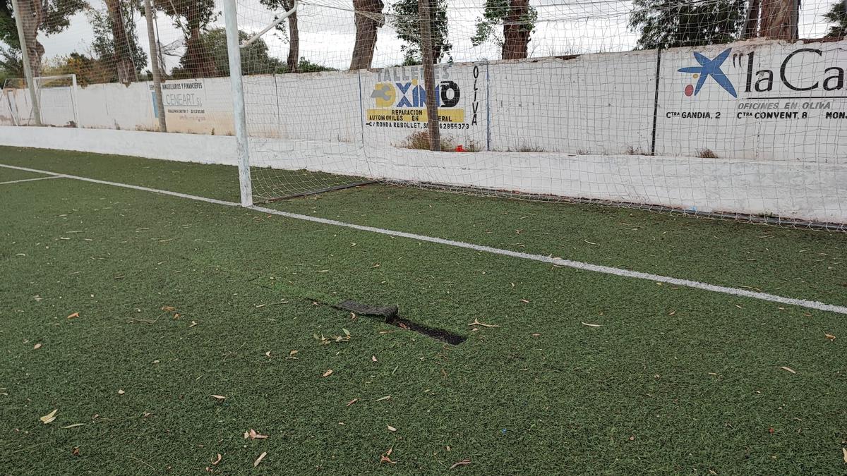 Un agujero en una de las porterías del campo olivense