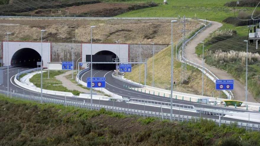 Tramo del nuevo acceso a Langosteira, con el Túnel da Costa al fondo.